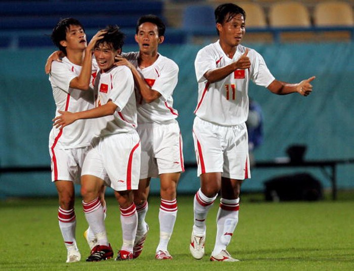 Công Vinh ăn mừng bàn thắng trong trận gặp Bahrain ở vòng bảng ASIAD 2006 tại Doha, Qatar tháng 11/2006.